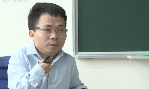 Đam mê dạy học, nghị lực vượt khó của người thầy cao 1,2m