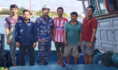 Trung tâm Dịch vụ hậu cần-kỹ thuật đảo Trường Sa, Hải đoàn 129 Hải quân hỗ trợ sửa chữa khắc phục thành công sự cố cho tàu cá ngư dân