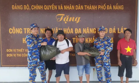 Vùng 4 Hải quân kịp thời hỗ trợ lương thực, thực phẩm và nước ngọt cho ngư dân