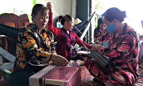 Từ người phụ hồ trở thành cô giáo dạy nghề đan giỏ