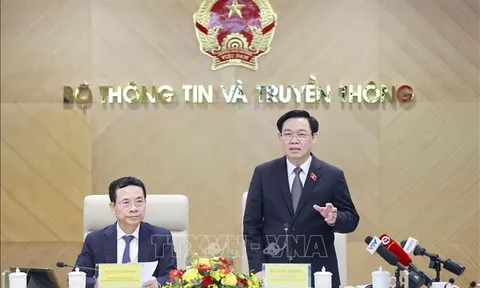 Chủ tịch Quốc hội làm việc với Bộ Thông tin và Truyền thông