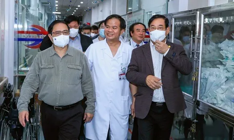 Thủ tướng kiểm tra đột xuất nhiều bệnh viện tuyến cuối, chỉ đạo nhiều vấn đề cấp bách