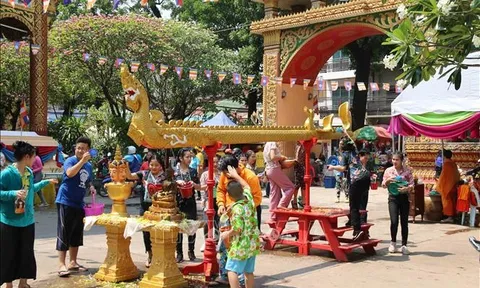 Hấp dẫn các phong tục truyền thống trong ngày Tết Bunpimay của Lào