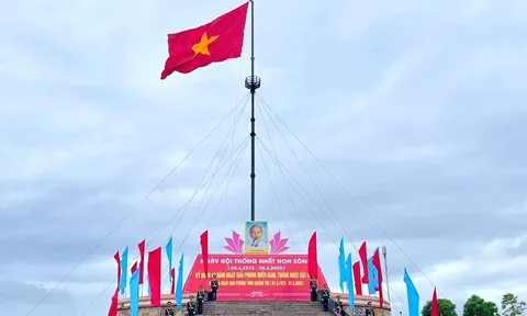 Xúc động lễ thượng cờ thống nhất non sông tại đôi bờ Hiền Lương - Bến Hải