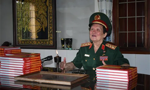 Trung đoàn 27 họp mặt truyền thống và chúc mừng má Huỳnh Thị Sáu (Sáu Ngẫu) được Chủ tịch nước truy tặng Huân chương kháng chiến hạng Nhất.