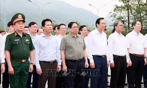 Thủ tướng dâng hương tưởng niệm các Anh hùng Liệt sĩ tại Nghĩa trang Vị Xuyên