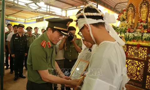 Vụ dùng súng tấn công tại Đắk Lắk: Đoàn công tác Bộ Công an thăm hỏi gia đình các nạn nhân