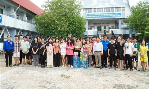 Kỳ thi Tốt nghiệp THPT 2023: Đưa 92 thí sinh 'đặc biệt' vượt rừng đến địa điểm thi