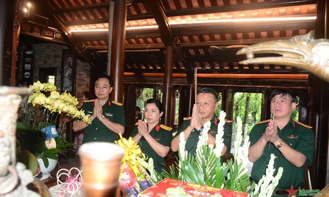 Trung tướng Lê Quang Minh và đoàn cán bộ Tổng cục Chính trị thắp hương tri ân Đại tướng Nguyễn Chí Thanh