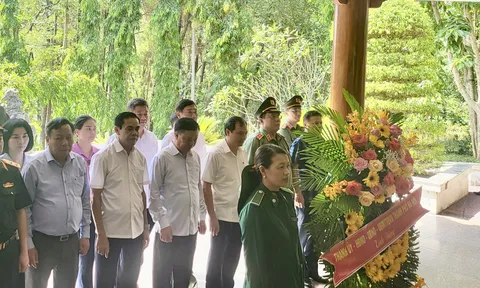 Hà Tĩnh: Đoàn công tác Thành ủy Hà Nội về dâng hương tại Khu di tích Ngã ba Đồng Lộc