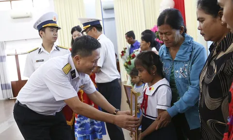 Vùng 2 Hải quân triển khai nhận đỡ đầu con ngư dân các tỉnh miền Tây