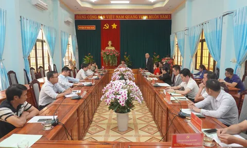 Hội Doanh nhân trẻ tỉnh Kon Tum làm việc với Huyện ủy Đăk Glei và trao tặng nhà tình nghĩa