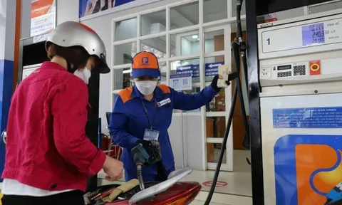 Giá xăng tăng mạnh gần 1.300 đồng/lít