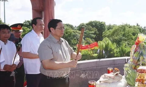 Thủ tướng Phạm Minh Chính viếng nghĩa trang liệt sỹ, thăm gia đình chính sách tại Thừa Thiên Huế và Quảng Trị