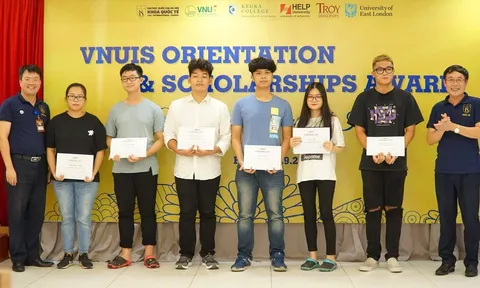 Trường Quốc tế - Đại học Quốc gia Hà Nội trao 10 suất học bổng 'Chân trời mới' cho sinh viên khó khăn