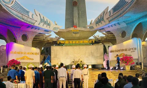 Quảng Nam: BTV Tỉnh đoàn phối hợp CLB Doanh nhân trẻ thắp nến tri ân các anh hùng liệt sĩ 