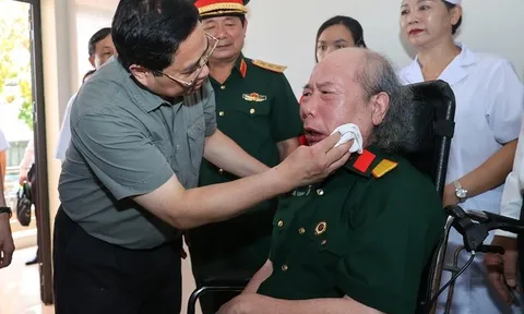 Thủ tướng: Chăm lo người có công với tình cảm, trách nhiệm cao nhất