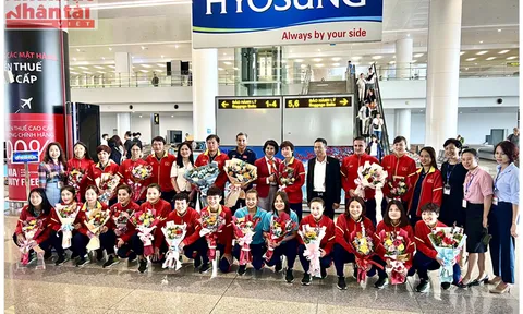 Người hâm mộ háo hức, chào đón đội tuyển bóng đá nữ Việt Nam trở về từ World Cup nữ 2023