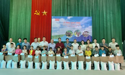 Trao tặng quà cho học sinh vùng cao, có hoàn cảnh khó khăn tại xã Nặm Lịch, tỉnh Điện Biên