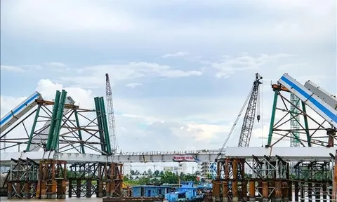 Hợp long cầu Trần Hoàng Na bắc qua sông Cần Thơ