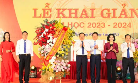 Bí thư Thành ủy Đinh Tiến Dũng dự khai giảng năm học mới tại huyện Đông Anh