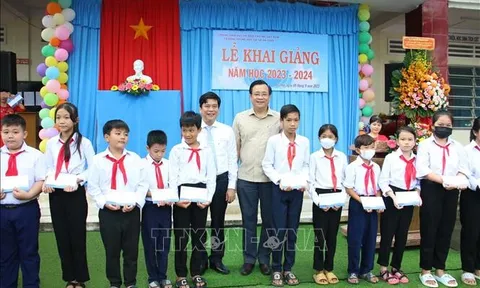 Bộ trưởng Huỳnh Thành Đạt trao học bổng cho học sinh vượt khó tỉnh Bến Tre