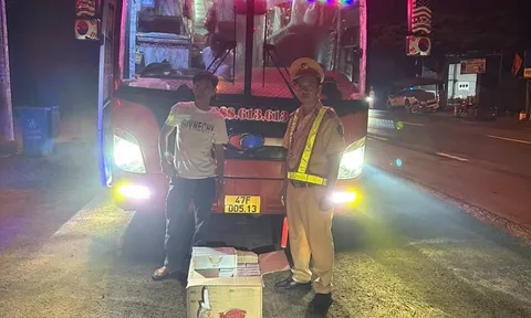 Đắk Lắk: Phát hiện xe ô tô khách chở 400 gói thuốc lá không rõ nguồn gốc
