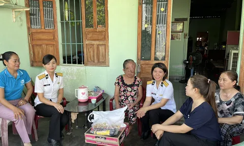 Hội Phụ nữ Lữ đoàn 101 thăm, tặng quà các Cụ già neo đơn, khó khăn trên địa bàn đóng quân