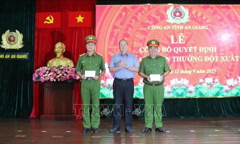 Khen thưởng đột xuất vụ cứu sống bé trai bị ném xuống sông Rạch Giá