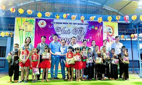 Doanh nhân trẻ Quảng Nam mang nụ cười đêm trung thu đến với trẻ em làng Hòa Bình