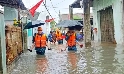 Bộ đội, dân quân dốc sức giúp dân trong lũ