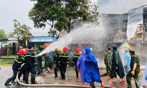 Cháy lớn tại kho vật tư giữa trời mưa rất to tại TP. Tam Kỳ