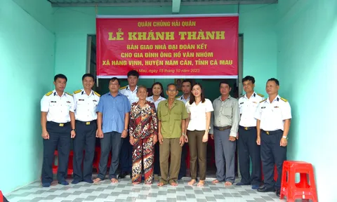 Bộ Tư lệnh Vùng 5 Hải quân bàn giao “Nhà đại đoàn kết” tại tỉnh Cà Mau