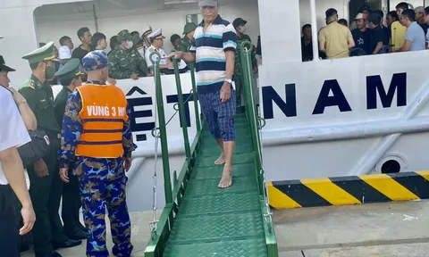 Xúc động giây phút ngư dân đoàn tụ người thân sau nhiều ngày sinh tử trên biển