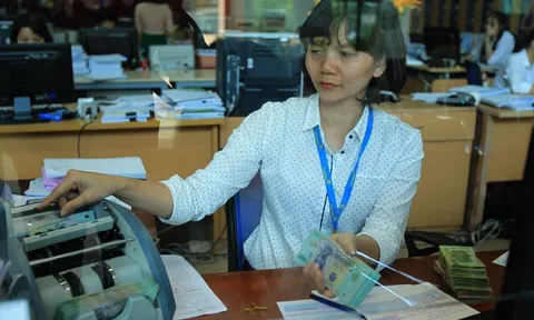 Cần tăng lương xứng đáng để chống “lậu”