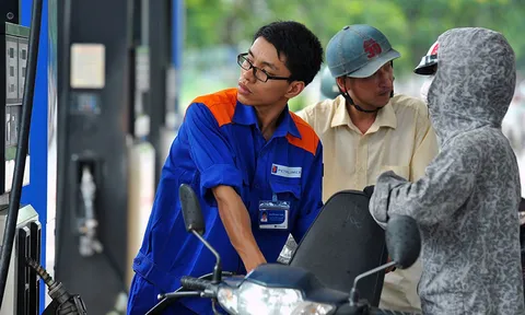 Xăng tăng sát mốc 24.000 đồng/lít, giá dầu giảm