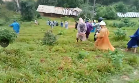 Quảng Nam: Dân làng vượt 30km trong mưa lũ đưa người đi cấp cứu