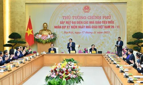 Thủ tướng: Rà soát, hoàn thiện cơ chế, chính sách để giáo viên được hưởng mức lương tương xứng