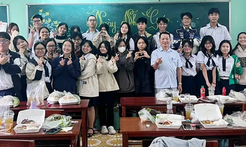 Hy hữu gần nghìn học sinh được trường tặng tiền ngày 20/11