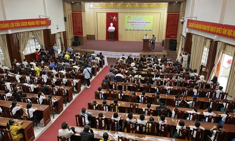 Tổ chức Làng Hoa Sen quốc tế Hàn Quốc trao 100 suất học bổng cho học sinh Tam Kỳ