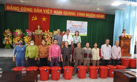 Trao tặng 40 máy lọc nước cho người dân phường Hòa Xuân Tây
