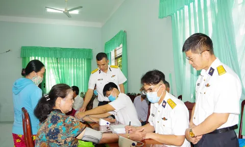 Khám, cấp thuốc miễn phí cho người có công, gia đình chính sách, hộ nghèo và ngư dân