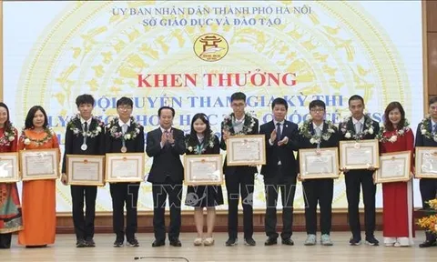 Khen thưởng học sinh đạt thành tích cao trong kỳ thi Olympic Khoa học trẻ quốc tế