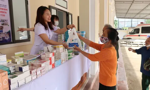 Câu lạc bộ Thầy thuốc Hà Tĩnh tại Hà Nội khám chữa bệnh, phát thuốc, tặng quà cho các đối tượng chính sách, gia đình thương binh, bệnh binh