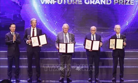 Giải thưởng Chính của VinFuture 2023: Phát minh về pin mặt trời và lưu trữ bằng pin Lithium-ion