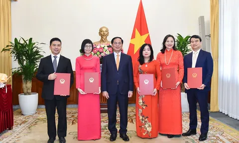 Điều động, bổ nhiệm nhân sự tại Bộ Y tế và Bộ Ngoại giao