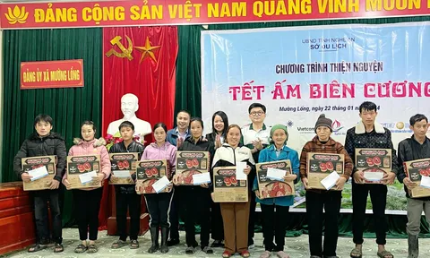 Chương trình "Tết ấm biên cương" trao quà tại xã Mường Lống, Kỳ Sơn