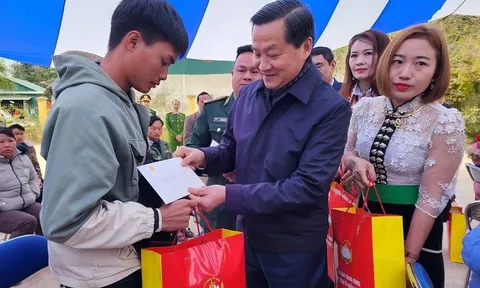 Phó Thủ tướng Lê Minh Khái thăm, chúc Tết hộ nghèo, gia đình chính sách tại Điện Biên