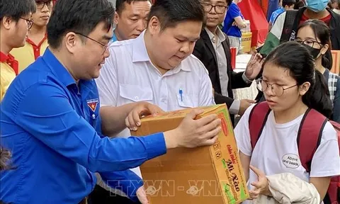 Đưa trên 2.000 sinh viên, người lao động khó khăn về quê đón Tết