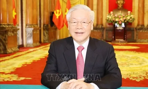 Tự hào và tin tưởng dưới lá cờ vẻ vang của Đảng, quyết tâm xây dựng một nước Việt Nam ngày càng giàu mạnh, văn minh, văn hiến và anh hùng